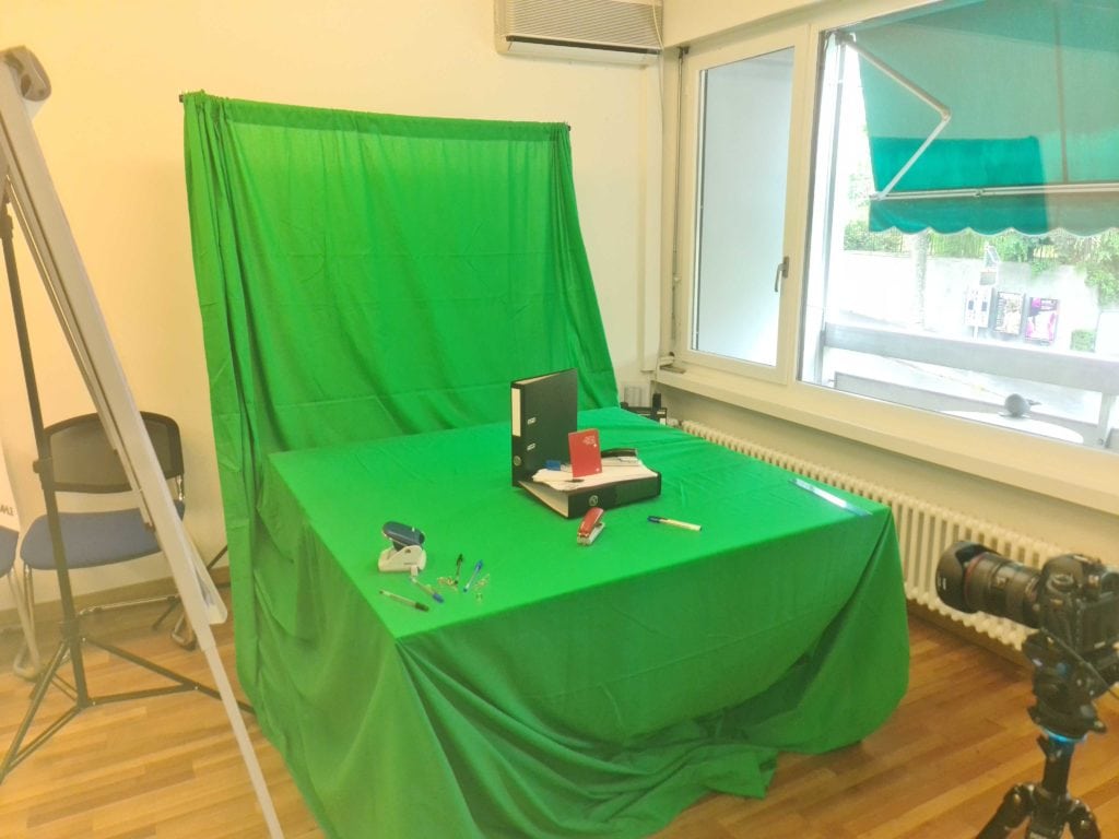 Studio photo professionnel avec fond vert à Lausanne, équipement Interactive Media Designer pour création de contenus visuels PME
