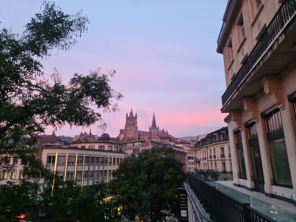 Cathédrale de Lausanne et vieille ville au coucher du soleil dans le canton de Vaud