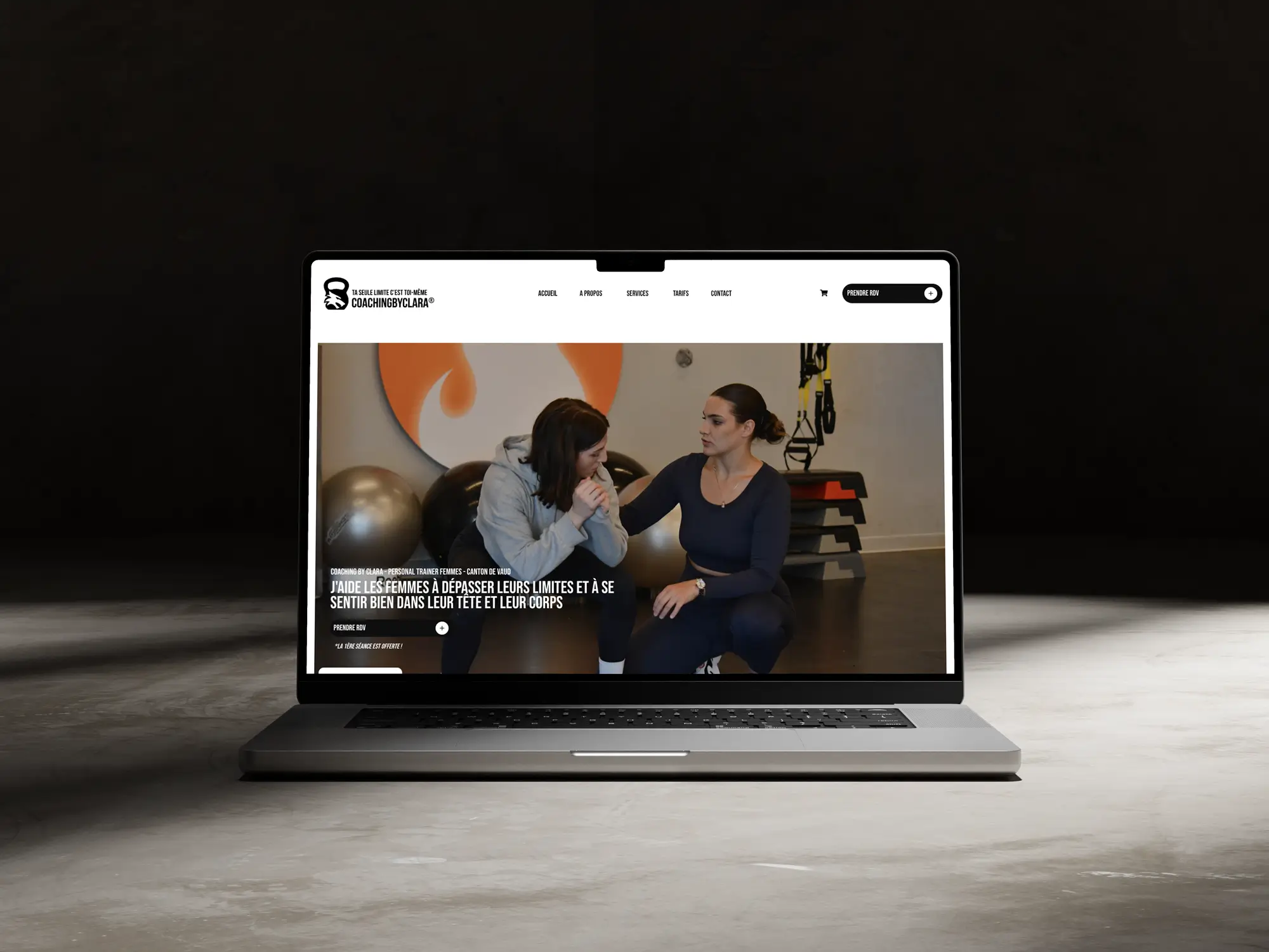 Site web professionnel pour coach personnel affiché sur laptop, création web design pour entrepreneurs et PME vaudoises